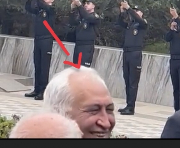 Şəhidin dəfn mərasimində gülən biznesmen kimdir? - VİDEO