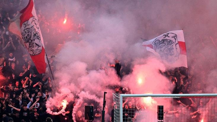 Qonaq komandanın qolları meydanı atəş çəmbərinə çevirdi - "Ayaks" - "Feyenoord" oyunu yarıda dayandı (FOTOLAR)