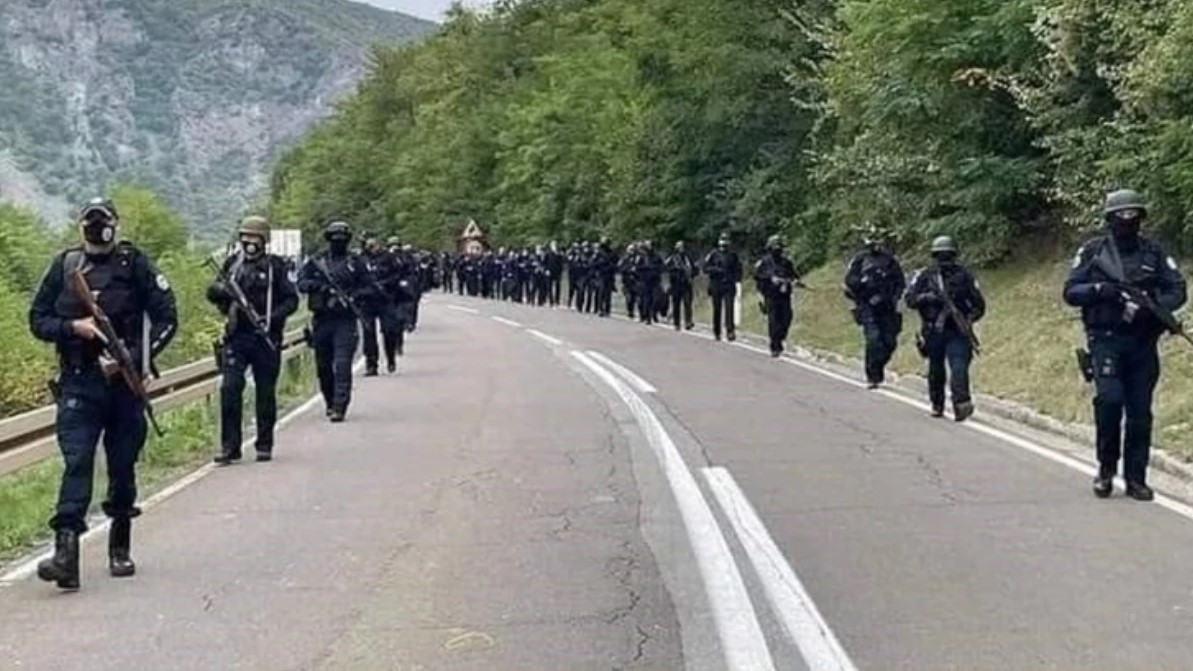 Serblər Kosovoya hücum etdi: ölən və yaralı var - Zirehli maşında 15 km irəliləyən silahlı qrup kilsəyə sığınıb - NATO-dan "əməliyyata hazırıq" mesajı verildi (FOTOLAR)