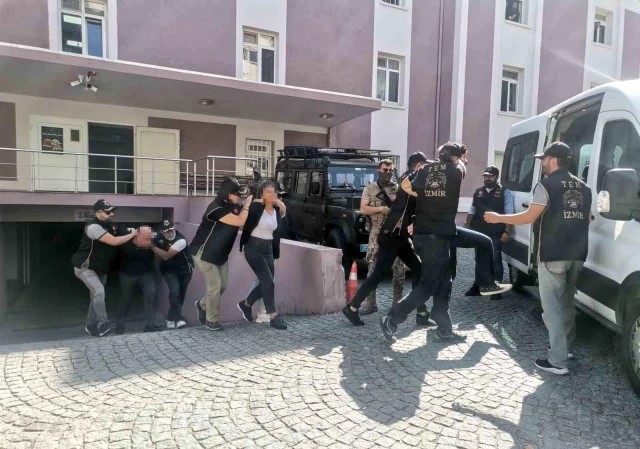İzmirdə daha bir FETÖ əməliyyatı: 6 nəfər qandallanıb