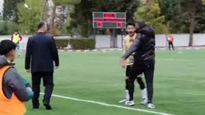 Türkiyə futbolunda şok: baş məşqçi&nbsp;qırmızı kart alan futbolçunu belə döydü - VİDEO