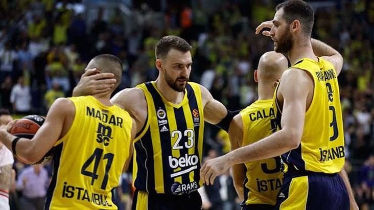 "Beşiktaş" azarkeşləri "Fənərbağça"nın oyunçusunu vurdu: "Gözündə görmə problemi yaranıb"