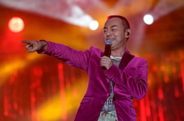 Yeriməkdə çətinlik çəkən Serdar Ortaç: "Ayağımı itirə bilərəm"