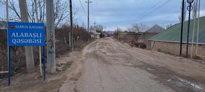 Samuxun Alabaşlı qəsəbəsinin 54 il əvvəl asfaltlanan yolu... - Sakinlər icra başçısı, Agentlik sədri və bələdiyyə arasında get-gələ salınır (FOTOLAR)&nbsp;