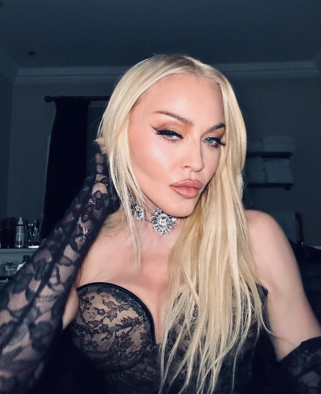 Madonna səhnədə yıxıldı - FOTO
