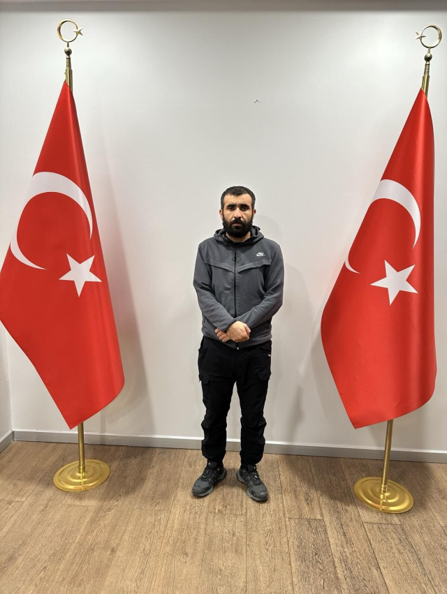 Türkiyə&nbsp;kəşfiyyatı Avropaya qaçmaq istəyən PK-lını qandalladı - FOTO