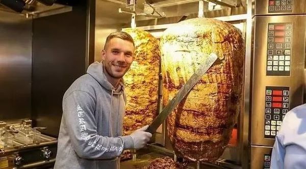 "Qalatasaray"ın sabiq hücumçusu dönər biznesindən 180 milyon avro qazanıb
