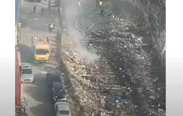 BAKININ MƏRKƏZİNDƏ ZİBİLİ DAŞIMAQ ƏVƏZİNƏ YANDIRIRLAR: ekologiyanı qorumaq budur?- VİDEO