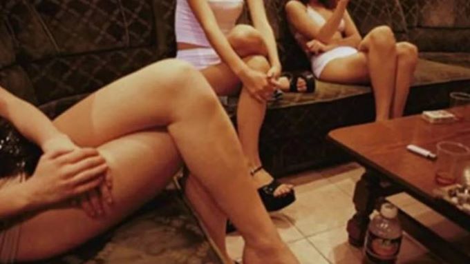 QRUP SEKSİ VƏ KOKAİN... - Barmen məşhur müğənni və aktyorları "baqaja qoydu"