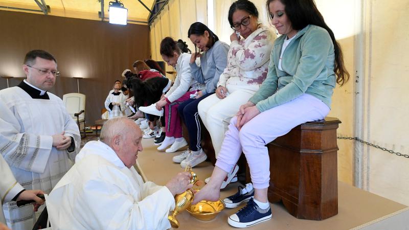 Roma Papası 12 qadın dustağın ayağını yudu və öpdü - FOTO