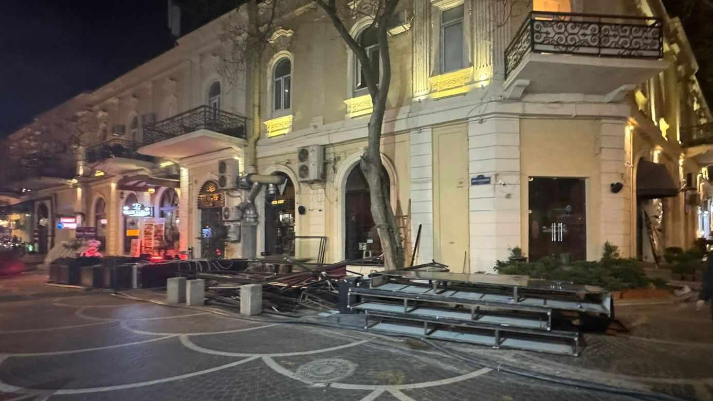 İcra başçısı qarış-qarış satır, komitə isə sökdürür - Vüqar Zeynalov şəhərin mərkəzini "tolkuçka"ya çevirib (FOTO)