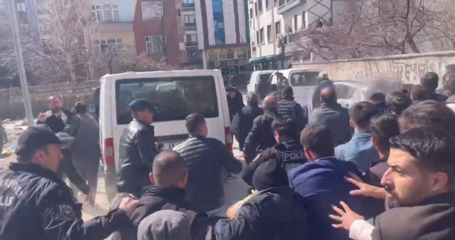 Van şəhərində gərginlik: şəhər bələdiyyəsinə seçkinin nəticəsi ləğv olundu, küçələr savaş meydanına çevrildi - FOTOLAR
