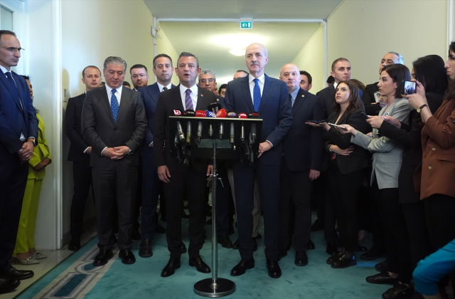 Müxalif lider spikerin üzünə belə dedi: "Qanunlara əməl edilməyəcəksə, onu dəyişdirsək, nolur ki?"