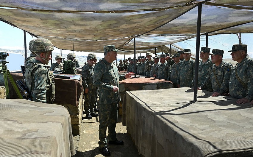 Baş Qərargah rəisi artilleriya bölmələrinin döyüş atışlı taktiki təlimini izləyib