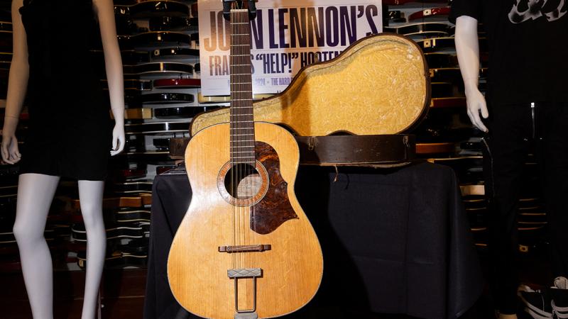 Güllələnən vokalistin 50 il sonra tapılan gitarası 2,9 milyon dollara satılıb - Hərracda (FOTO)