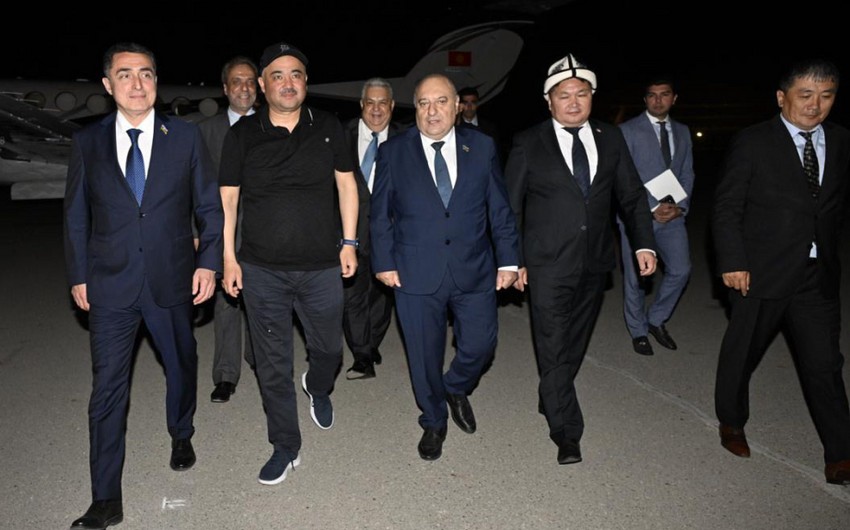 Qırğızıstan Parlamentinin sədri Bakıda belə qarşılandı - FOTO