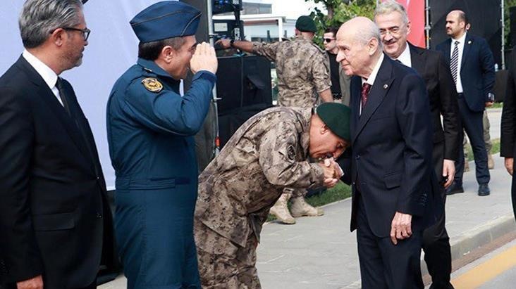 Partiya sədrinin əlini öpən general: "Dövlət təcrübəsinə və yaşına hörmət olaraq əlini öpdüm"