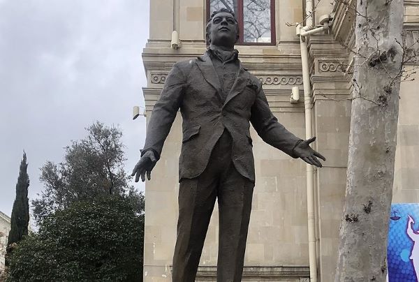 Rəşid Behbudovun heykəli niyə təmizlənmir? - "Mədəniyyət Nazirliyinə aid məsələdir"