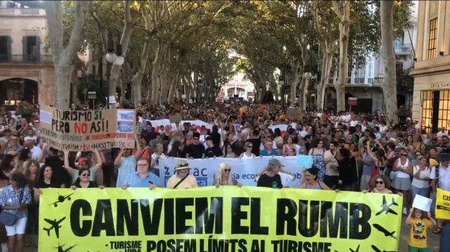 İspaniyada etiraz kütləviləşir: "Rədd olsun turistlər!"