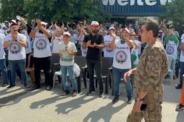 Polis rəisinin saqqız çeynəməsi naziri qəzəbləndirdi: "Tədbir görüləcək" - FOTO
