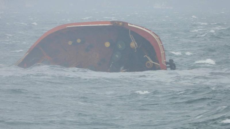 Filippində 1,5 milyon litr neft daşıyan tanker batıb - Ekipajın 16-sə xilas olunub, biri isə...