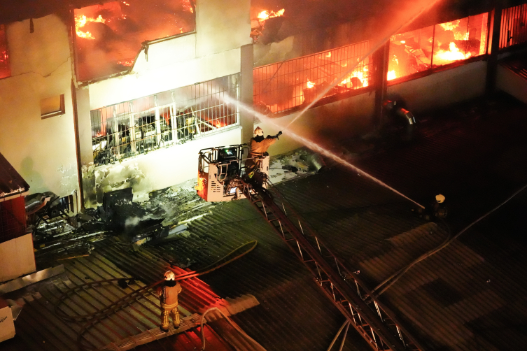 İstanbulda üçmərtəbəli mebel fabriki kül olub - FOTO