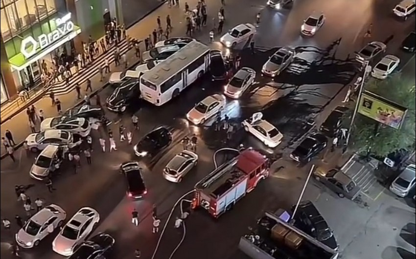 Bakıda sərnişin avtobusu 10-dan çox maşını əzdi - VİDEO&nbsp;