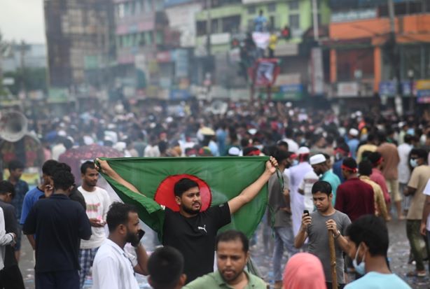 Banqladeş "qaynayır":&nbsp;dükanlar yağmalanıb, dövlət quurmları oda verilib, 500-dən çox məhbus qaçıb - Son gündə 200-dən insan&nbsp;öldürülüb