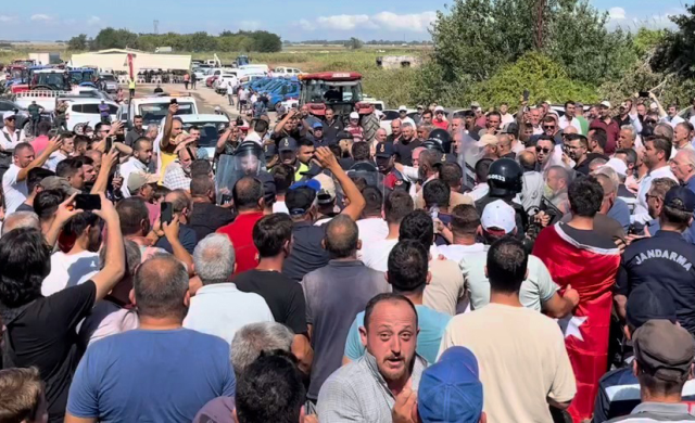 Məhsullarını sata bilməyən fermerlər traktorlarla yolu&nbsp;bağladı - Ara qarışdı, deputat hökumətə səsləndi