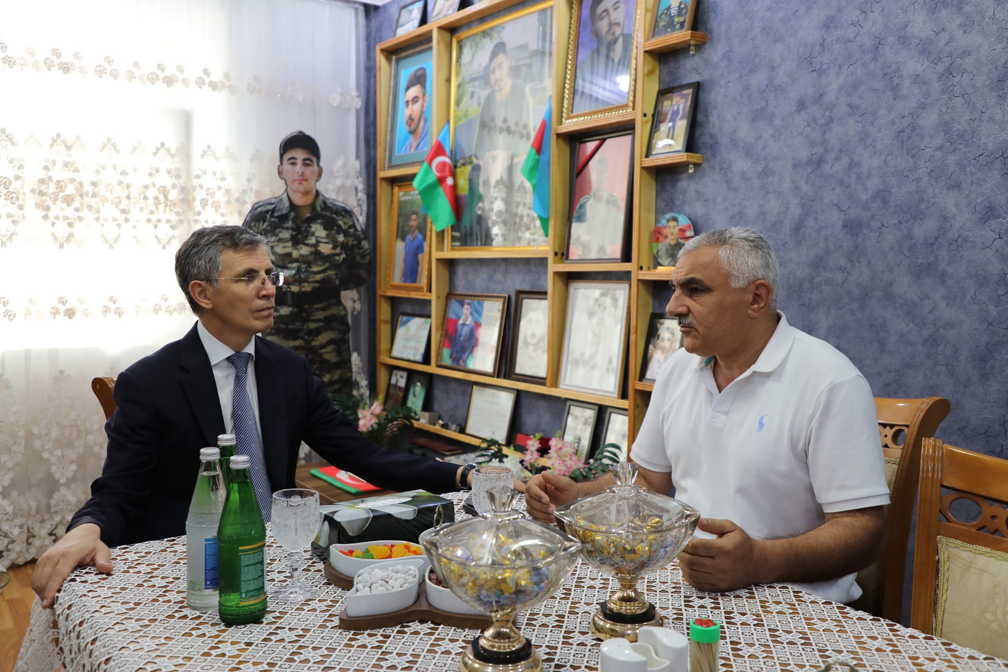 Zahid Oruc şəhid Vüsal Şahmarlının ailəsi və yaşadığı binanın sakinləri ilə görüşüb - FOTOLAR