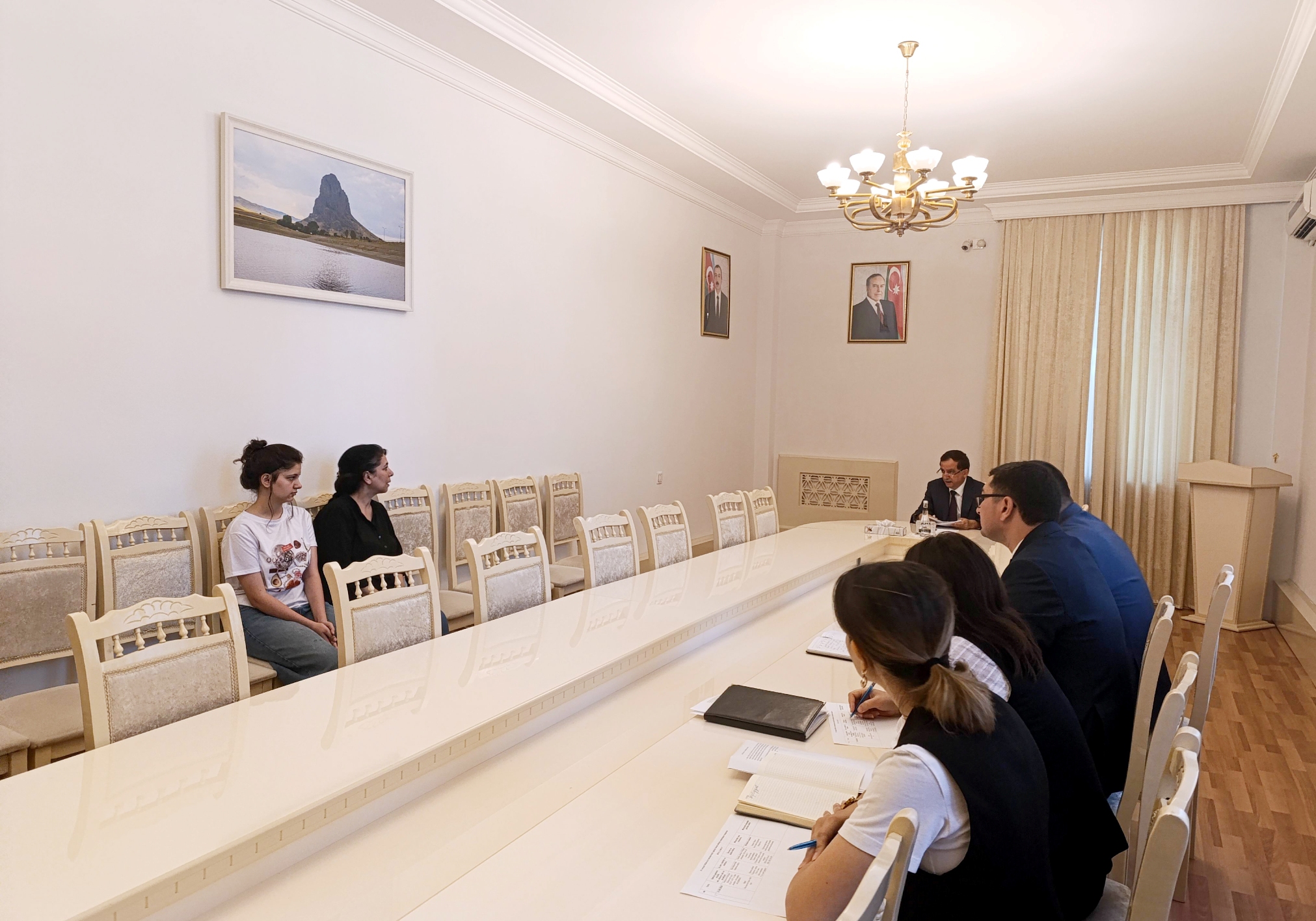"Rəcəb müəllim iki kamaz qumla Göyəzəni bir az hündürləşdirsə..." - İcra başçısının məzhəkə yaradan qəbulu müzakirə mövzusu olub (FOTOLAR)