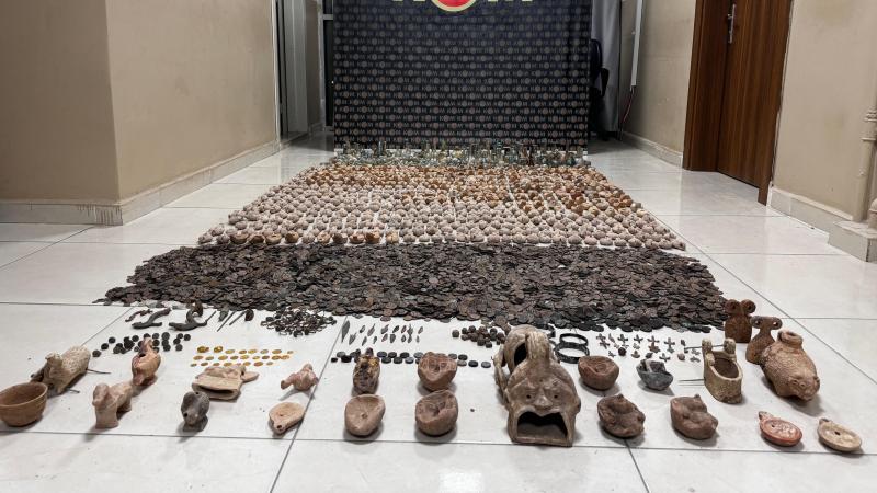 Türkiyədə bir evdən 15 mindən çox qədim tarixə malik qiymətli əşyalar tapılıb - FOTO