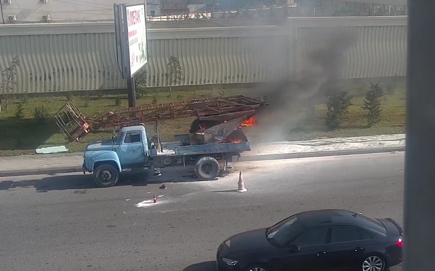 Bakıda yolda kran yanıb&nbsp;