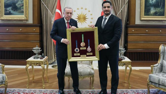 Dünya çempionu medallarını Ərdoğana hədiyyə edib - FOTO&nbsp;