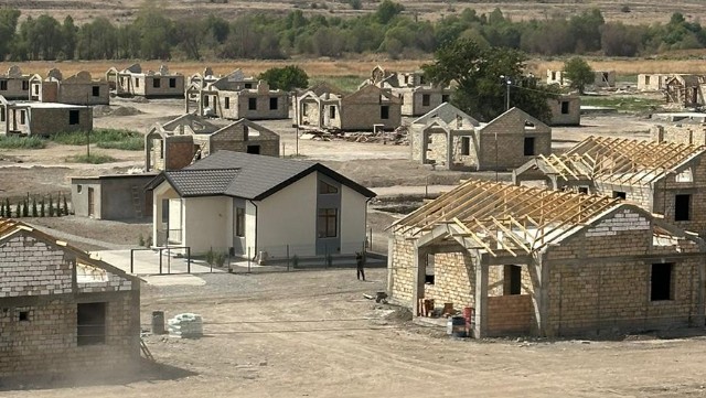 Qubadlının&nbsp;Mahruzlu kəndində tikilən evlərlə bağlı qalmaqallı iddia yayıldı - FOTO