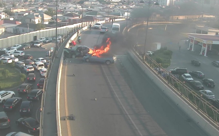 Bakının Nəsimi rayonunda qəzaya düşən avtomobil yanıb - FOTO