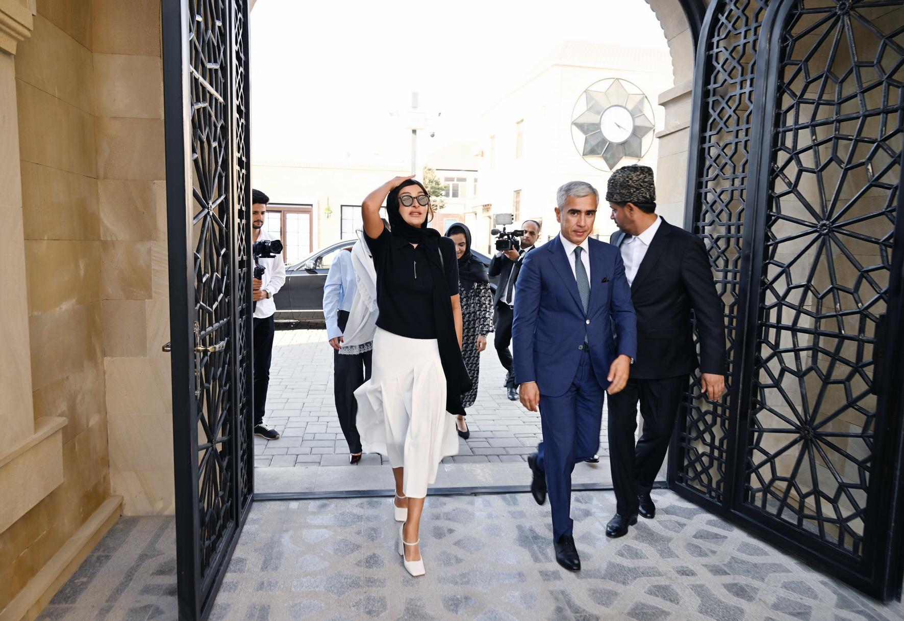 Mehriban Əliyeva və ailə üzvləri Əhmədlidə yeni istifadəyə verilən məsciddə - FOTOLAR