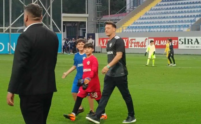 Mesut Özil "Qarabağ"ın bazasında - VİDEO