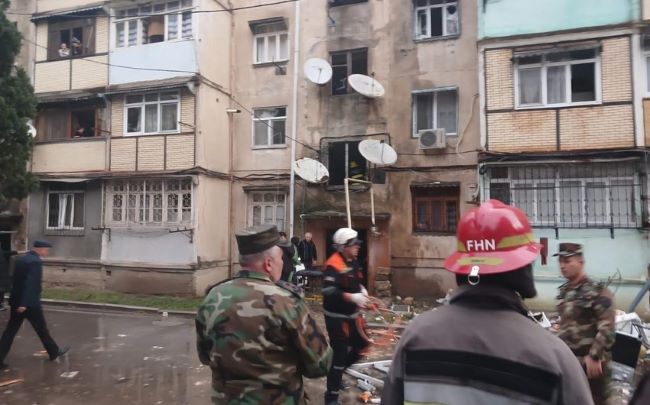 Gəncədə yaşayış binasında partlayış: iki qadın hadisə yerində ölüb - VİDEO