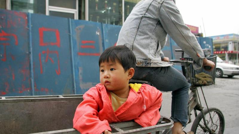 Çində doğum sürətlə azalır - Minlərlə uşaq bağçası və məktəblər bağlanıb