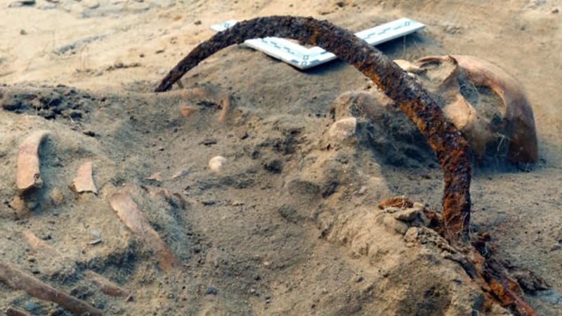 Polşada 400 yaşlı "Vampir&nbsp;qadın"ın siması "canlandırılıb": başında qızıl və gümüş sapla toxunmuş ipək örtüklə...&nbsp;- FOTOLAR