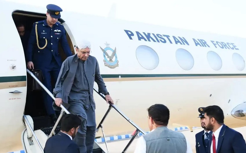 Pakistan Prezidenti təyyarədən enərkən yıxılıb - Ayağı sınıb