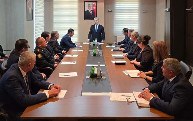 Prezidentin&nbsp;köməkçisi yeni icra başçısını kollektivə təqdim etdi - FOTO