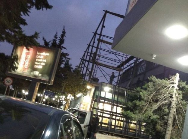 "Əgər yaşıllıq məhv olubsa, niyə də 2 mərtəbəli olmasın?" - Telejurnalist İcra Hakimiyyətini qınadı (FOTOLAR)