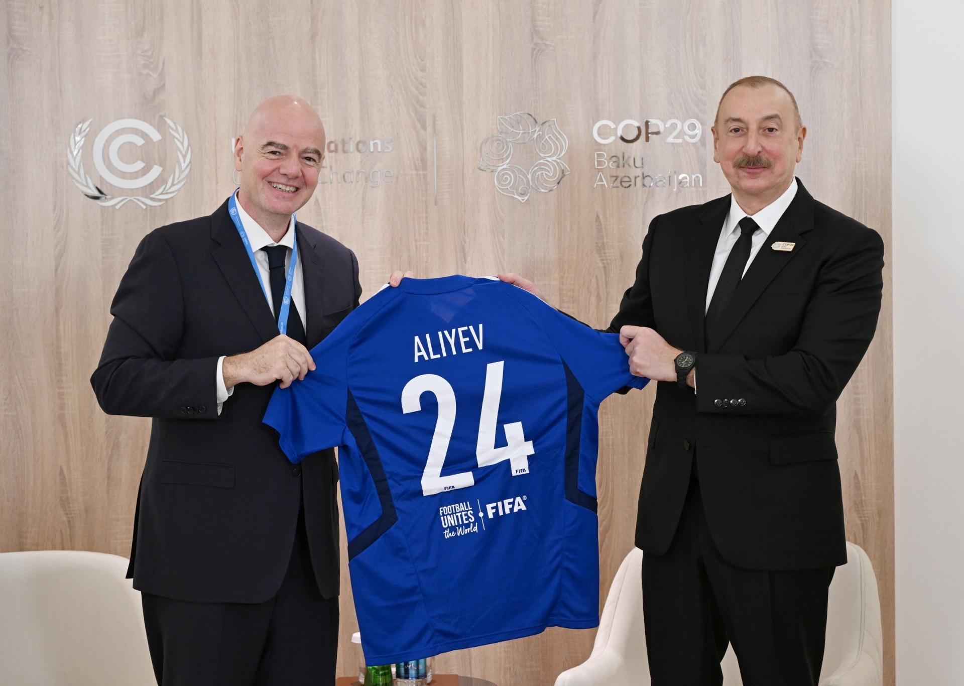 FIFA&nbsp;prezidenti İlham Əliyevə forma və top hədiyyə etdi - FOTOLAR