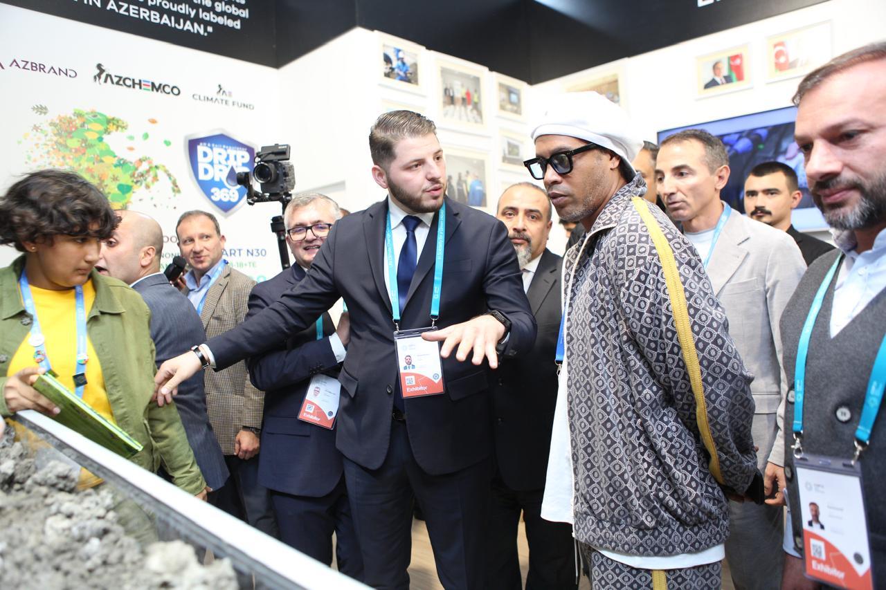 Ronaldinyo COP29 məkanında pavilyonu&nbsp;ziyarət edib - FOTO