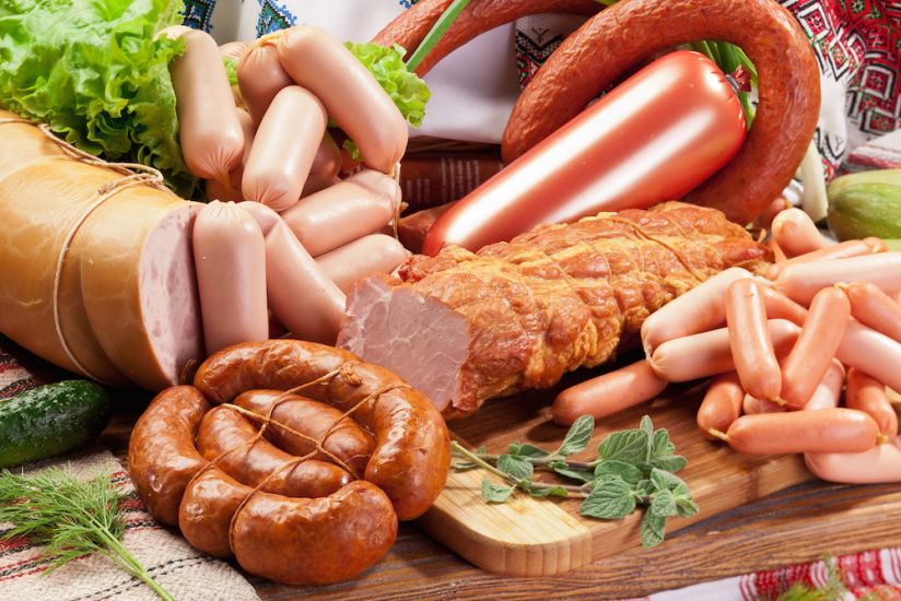 Kolbasa&nbsp;xərçəng yaradır - Həkim SOS verdi