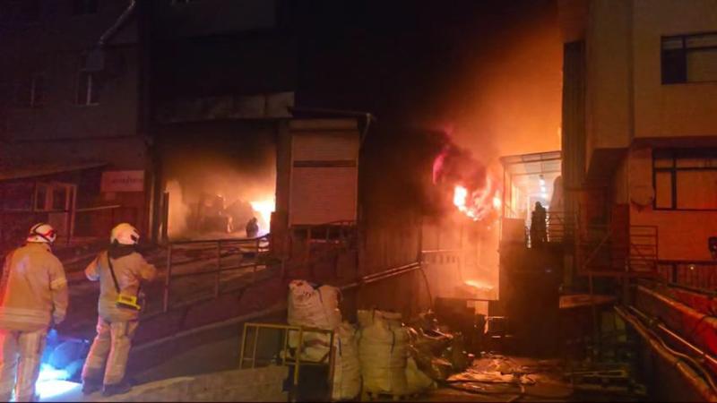 İstanbulda 6 mərtəbəli fabrikdə çıxan yanğın 16 saat sonra nəzarətə alınıb - FOTOLAR (YENİLƏNİB)