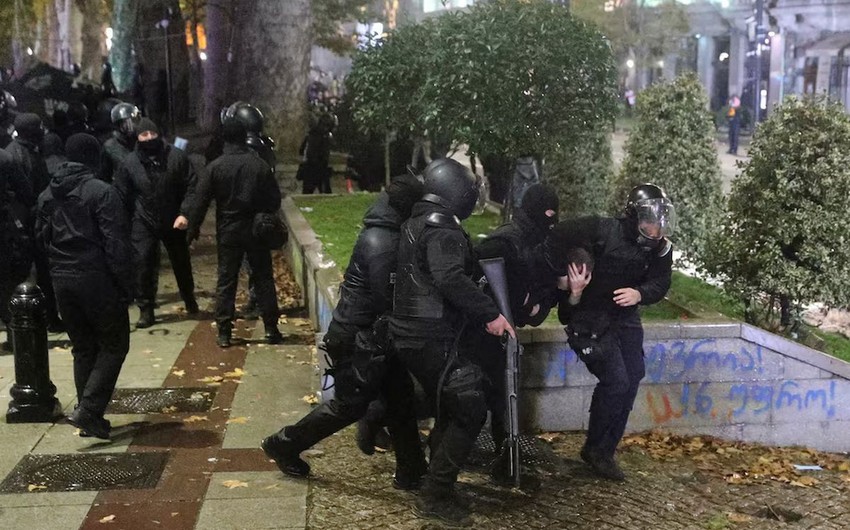 Gürcüstanda gərginlik: 298 nəfər saxlanılıb, 143 polis yaralanıb - "Bu, çox narahatedici haldır"