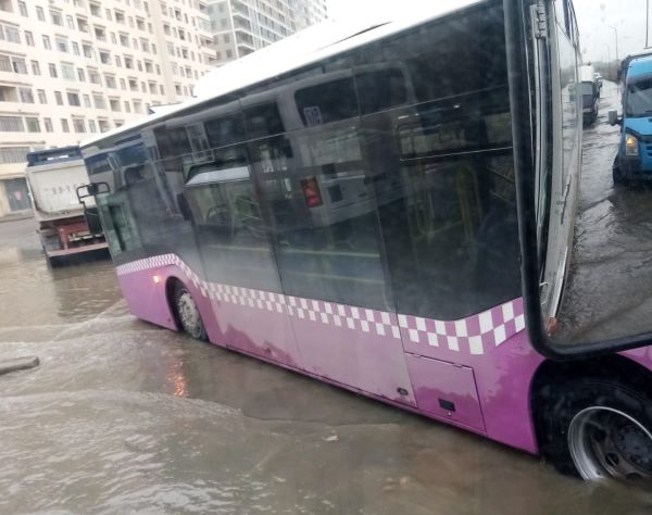 Xırdalan "suda üzür", avtobuslardan biri isə..&nbsp;- FOTOLAR